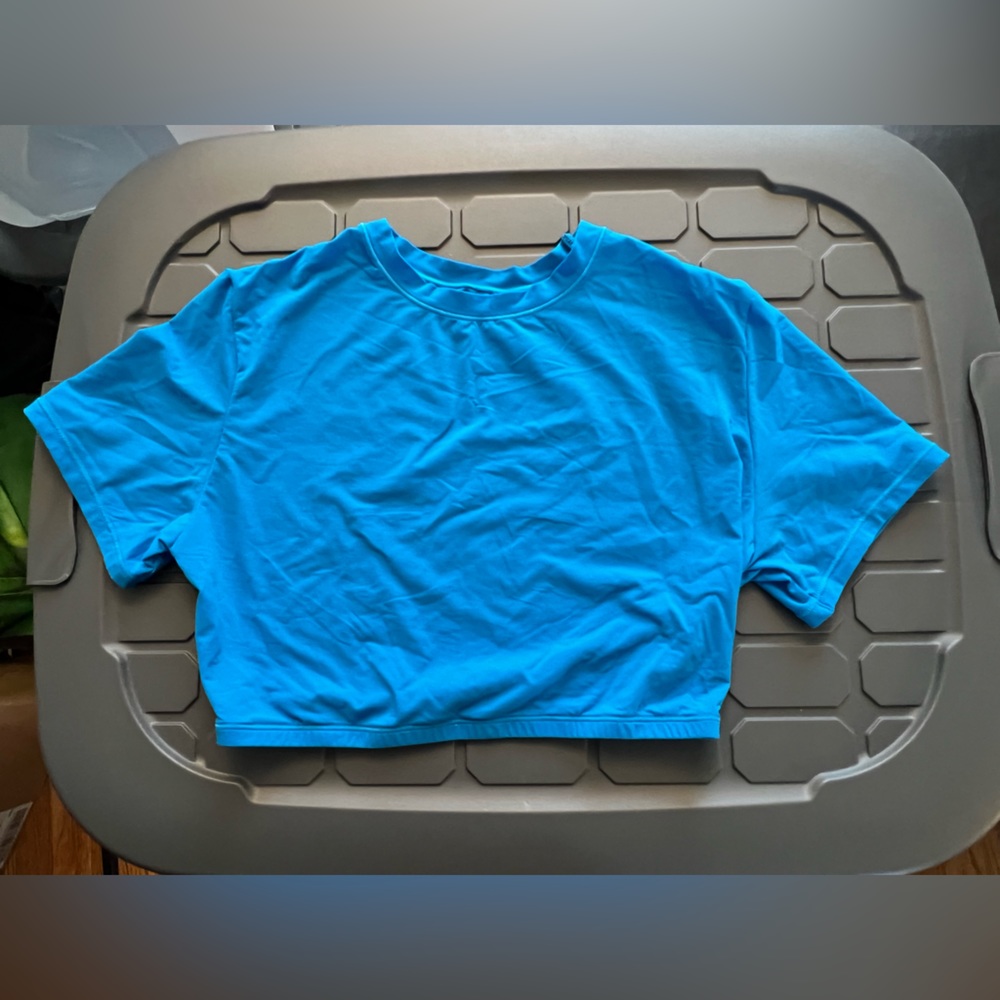 SKIMS FITS EVERYBODY SUPER CROPPED T SHIRT 
MYKONOS - Size M